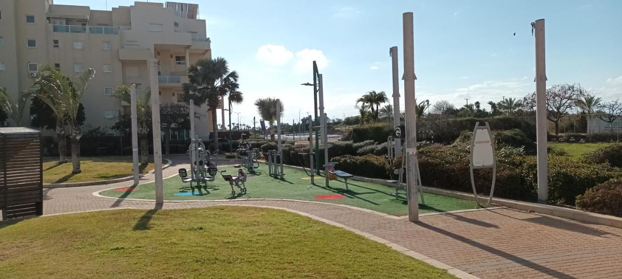 عسقلان Beach Suite Israel- Private Jacuzzi Garden Suite & Gym, 3 Min Walk To Beach ביץ סוייט ישראל- ג'קוזי פרטי בגינה 3 דקות הליכה לים וחדר כושר المظهر الخارجي الصورة