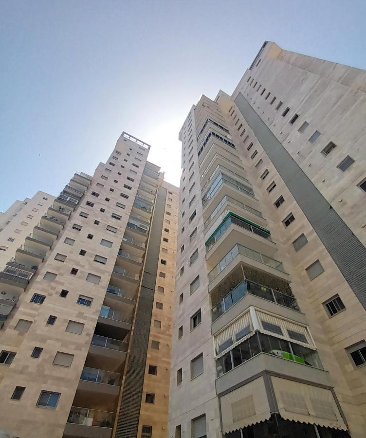 عسقلان Beach Suite Israel- Private Jacuzzi Garden Suite & Gym, 3 Min Walk To Beach ביץ סוייט ישראל- ג'קוזי פרטי בגינה 3 דקות הליכה לים וחדר כושר المظهر الخارجي الصورة